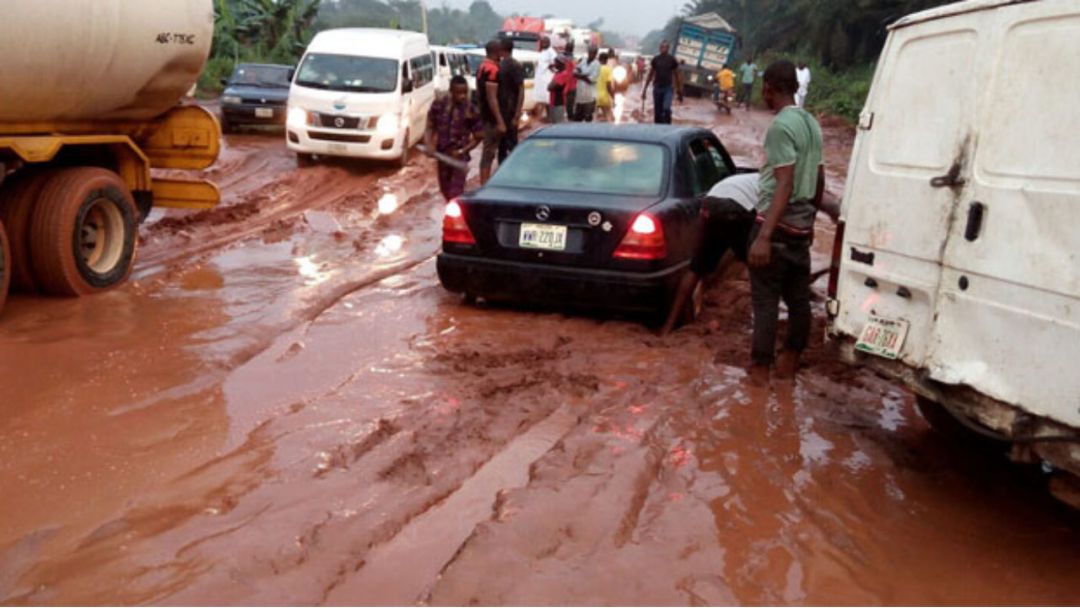 Àwọn awakọ àti àwọn oníṣòwò ń sọ ìbànújẹ wọn lórí àṣírí àti ìpọnjú tí wọ́n ń ní láti dojú kọ nígbà tí iṣẹ́ atunṣe opopona Benin-Sapele ń lọ ní kíkúpọ̀.