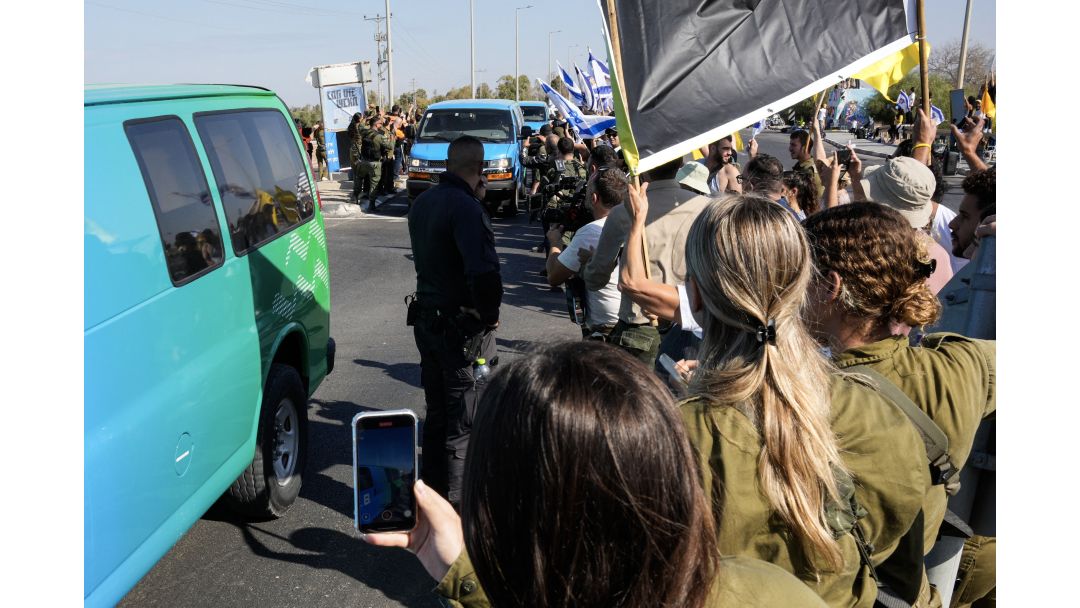  Hamas Releases Final 13 Hostages, Completing Handover of All 20 Israelis Under Ceasefire Deal