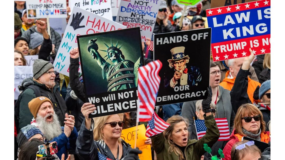 Ụmụ mmadụ emewo mkpesa n’ala America na Europe niile megide “ ọchịchị aka ike ” ma ọ bụ “ ọchịchị ọchịchị onye kwuo onwe ya ” nke Trump.