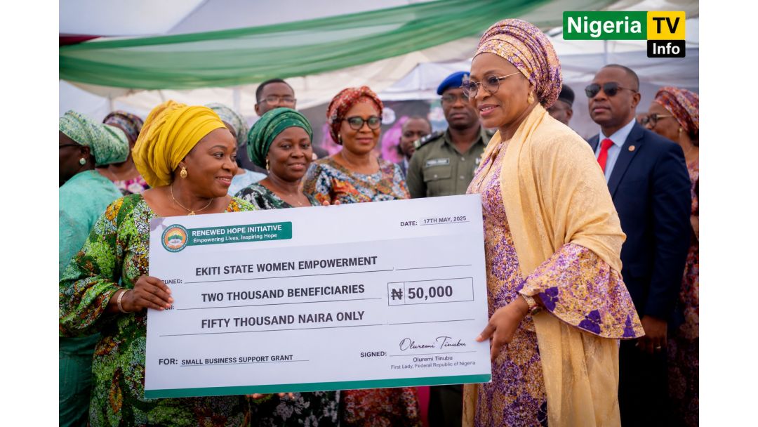 Featured image: Tinubu’s Wife Donates N100m Empowerment Grants to 2,000 Ekiti Women