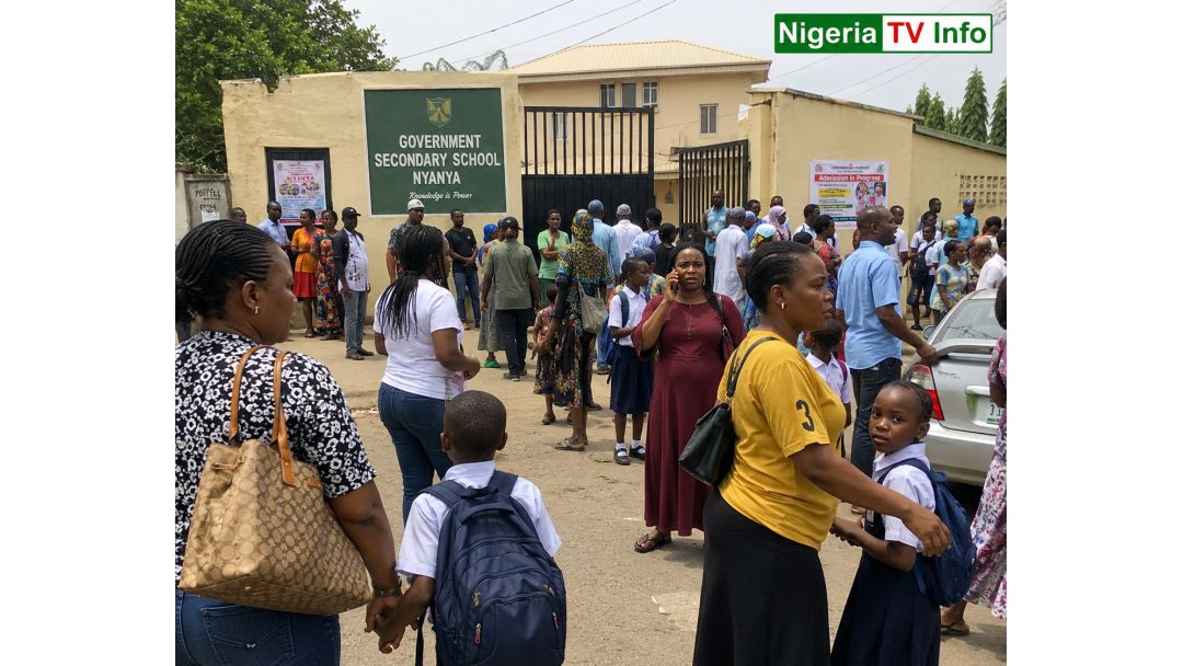 Featured image: Ụjọ juru ụlọ akwụkwọ dị na mpụga Abuja ka nne na nna kpọpụtara ụmụ ha n’ụlọ akwụkwọ n’ihi ụjọ ndọrọ mmadụ