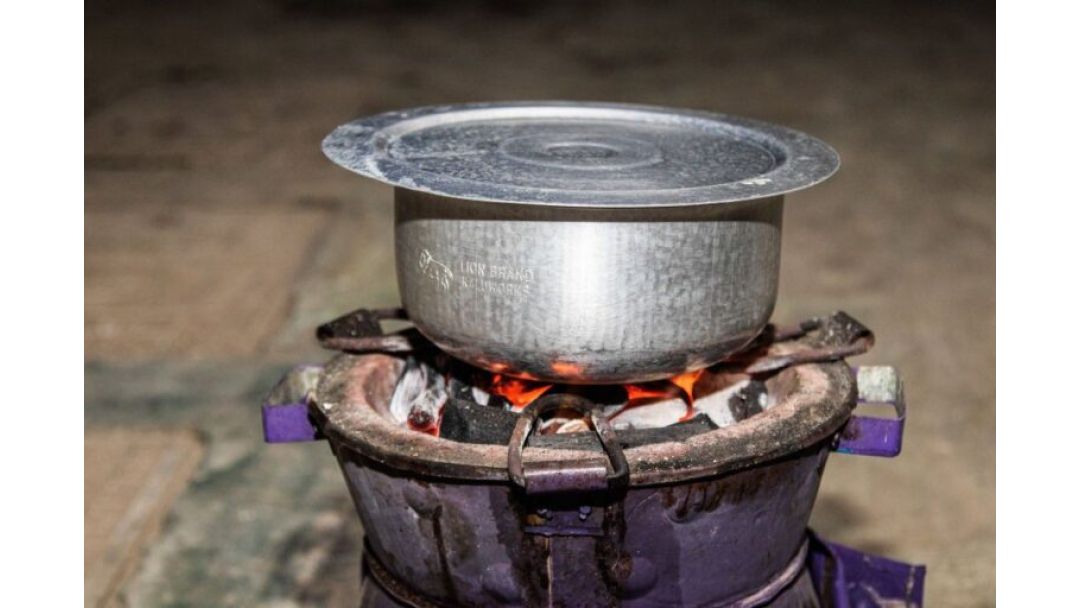 Featured image: Mazauna Abuja Sun Fara Komawa Itacen Girki Sakamakon Tashin Farashin Gas Zuwa ₦2,000 a Kg