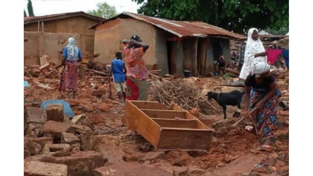 Featured image: Ìjàmbá Ìkọ̀sílẹ̀ Òjò Nlá Fi Àwọn Obìnrin àti Àwọn Ọmọdé Sílẹ̀ Lábẹ́ Ẹ̀rù Àrùn